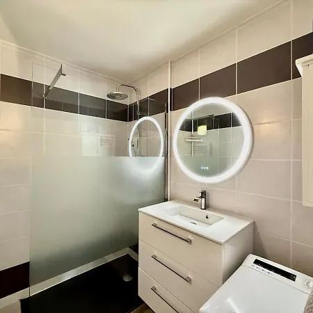 Juan-les-pins Beachside 1br Apartment, Air Conditioned, Parking Place アンティーブ