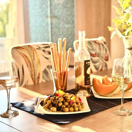 Juan-les-pins Beachside 1br Apartment, Air Conditioned, Parking Place アンティーブ